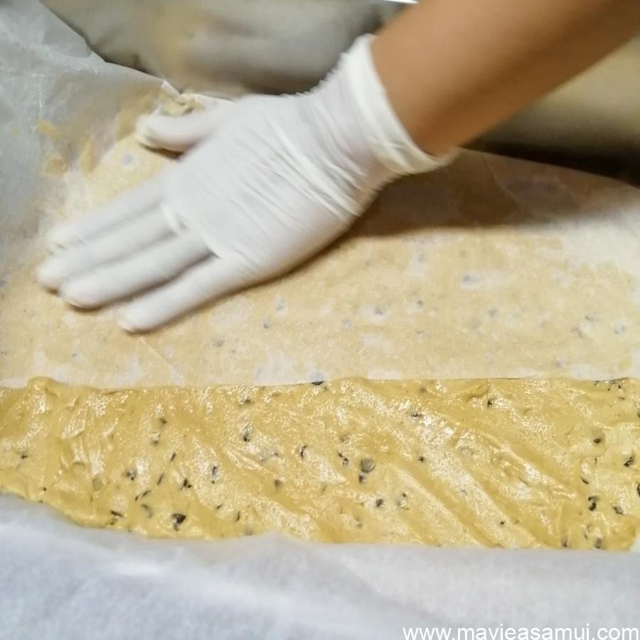Réalisation artisanale du cookie dough (pâte a cookie) pour la glace cookie dough Rossini a Koh Samui