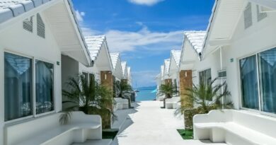 Hotel Bungalows So Kohkoon a Bangrak (Big Buddha) en bord de mer et de plage avec piscine, bar et restaurant.