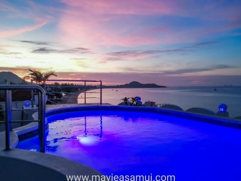 Coucher de soleil vu depuis la piscine rooftop, sur le toit de l'hotel Hacienda, Fisherman's Village, Koh Samui
