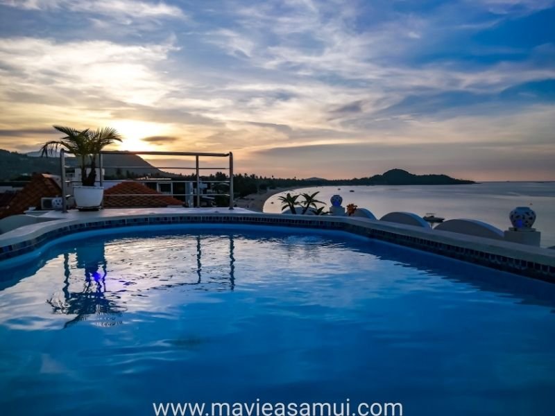 Coucher de soleil vu depuis la piscine rooftop, sur le toit de l'hotel Hacienda, Fisherman's Village, Koh Samui
