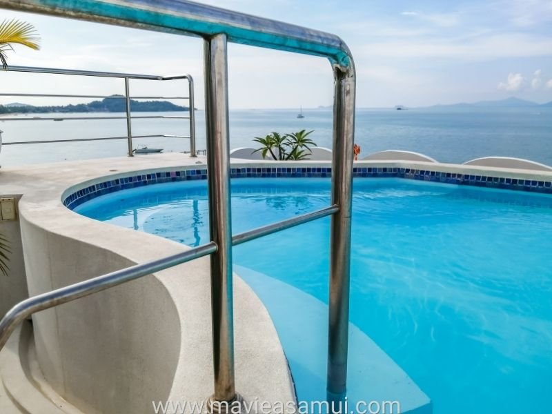 Vue panoramique depuis la piscine rooftop (toit-terrasse) de l'hotel Hacienda sur Fisherman's Village, Koh Samui