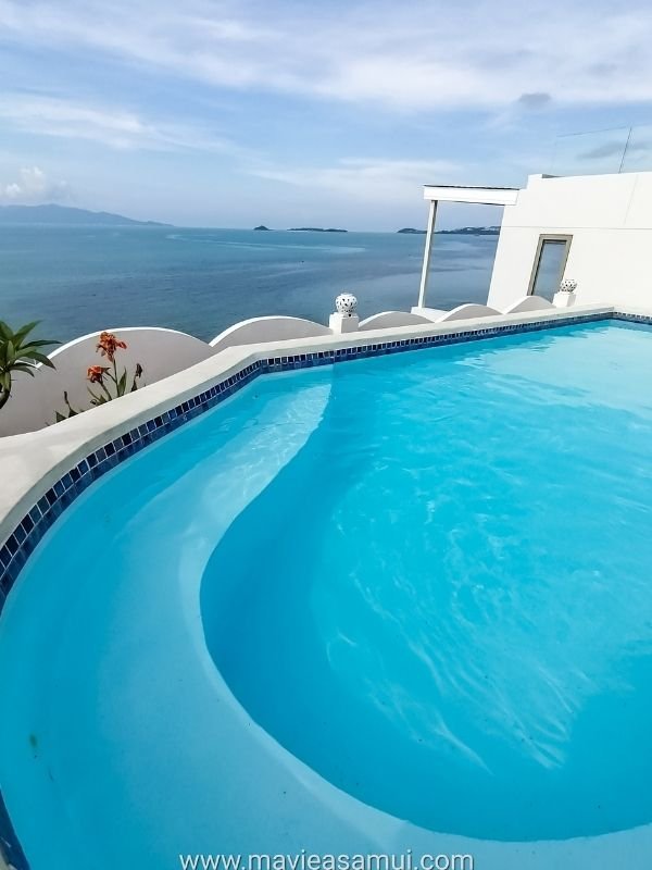 Vue mer panoramique sur la baie et plage de Bophut (Fisherman) depuis la piscine rooftop (toit-terrasse) de l'hotel Hacienda a Fisherman's Village, Koh Samui