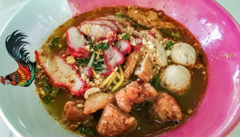 Pork Noodles Soup ou soupe de nouilles au porc à Thong Krut dans le sud de l'île de Koh Samui
