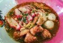 Pork Noodles Soup ou soupe de nouilles au porc à Thong Krut dans le sud de l'île de Koh Samui