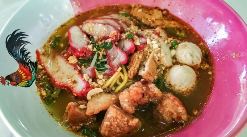 Pork Noodles Soup ou soupe de nouilles au porc à Thong Krut dans le sud de l'île de Koh Samui