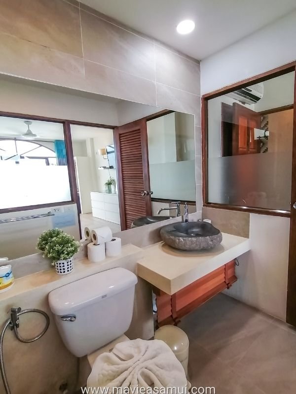 Salle de bain et toilettes dans la chambre vue mer de l’hôtel Hacienda, Fishermna's Village, Koh Samui