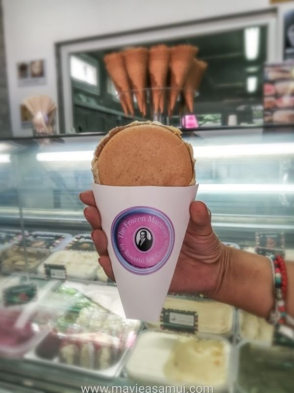 Les Macarons glacés de chez Rossini Ice Cream à Koh Samui sont réalisés par deux artisans français. Le maître glacier Rossini (famille Cruaud) et le pâtissier-boulanger Papé. C'est un nouveau défi à chaque fois pour chacun des deux créateurs. Ici, une fois de plus, bravo pour le formidable résultat.