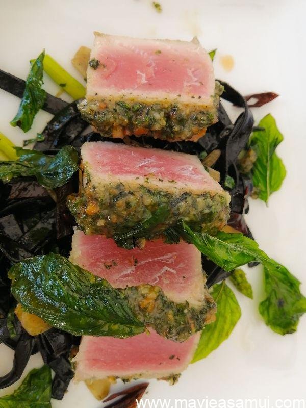 Steak de thon, sauce pesto, fettucine noires et citron par The Cosy Restaurant (Mae nam et Fisherman), Koh Samui