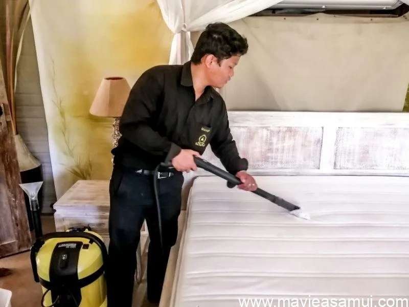 Nettoyage à vapeur d'un matelas taché. Entreprise de nettoyage en profondeur Luxury Clean Samui. 