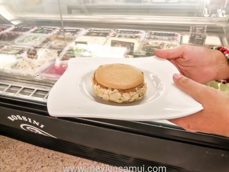 Les Macarons glacés de chez Rossini Ice Cream à Koh Samui sont réalisés par deux artisans français. Le maître glacier Rossini (famille Cruaud) et le pâtissier-boulanger Papé. C'est un nouveau défi à chaque fois pour chacun des deux créateurs. Ici, une fois de plus, bravo pour le formidable résultat.