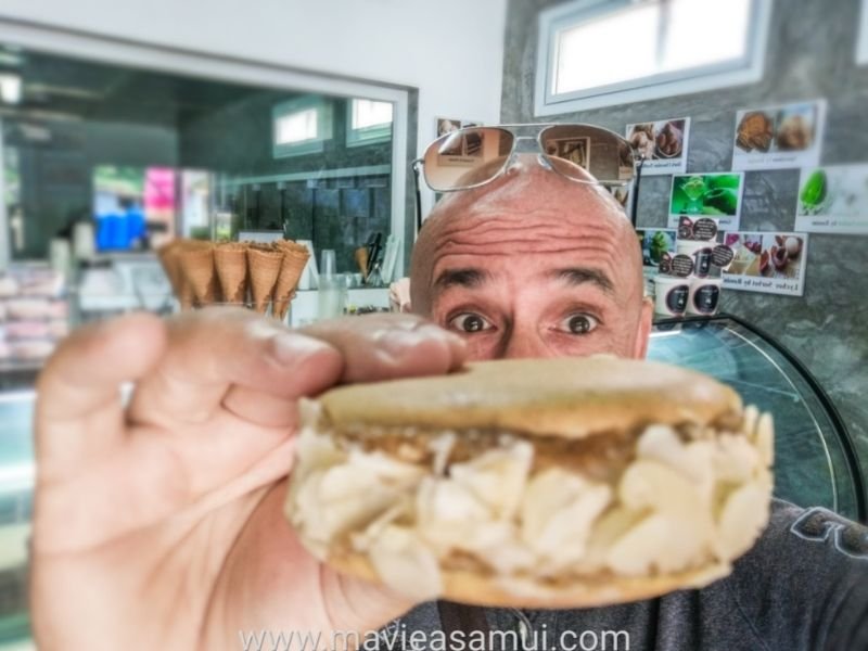 Les Macarons glacés de chez Rossini Ice Cream à Koh Samui sont réalisés par deux artisans français. Le maître glacier Rossini (famille Cruaud) et le pâtissier-boulanger Papé. C'est un nouveau défi à chaque fois pour chacun des deux créateurs. Ici, une fois de plus, bravo pour le formidable résultat.