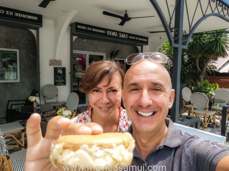 Les Macarons glacés de chez Rossini Ice Cream à Koh Samui sont réalisés par deux artisans français. Le maître glacier Rossini (famille Cruaud) et le pâtissier-boulanger Papé. C'est un nouveau défi à chaque fois pour chacun des deux créateurs. Ici, une fois de plus, bravo pour le formidable résultat.