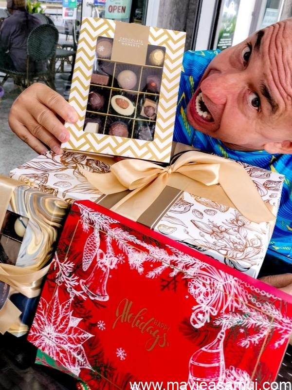 Bernie Samui découvrant les différentes boîtes de pralines belges (chocolats) en vente à Koh Samui, chez Rossini Ice Cream à Lamai.