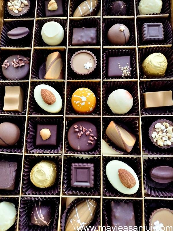 Les différentes boîtes de pralines belges (chocolats) en vente chez Rossini Ice Cream pour les fêtes de fin d'année 2022, à Koh Samui, Thaïlande.