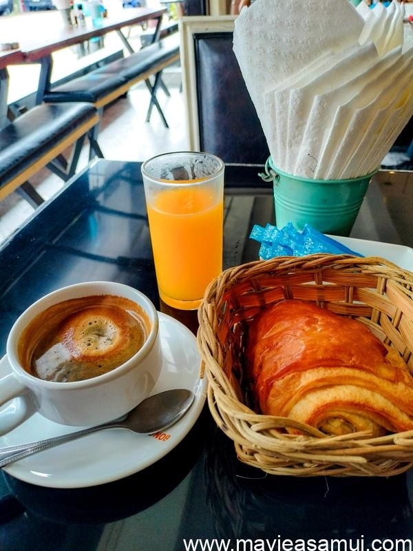 Set petit-déjeuner à 100฿ (~ 2.70€ ou ~ CHF 2.65) à la boulangerie La Fabrique, Lamai, île de Koh Samui, Thaïlande.