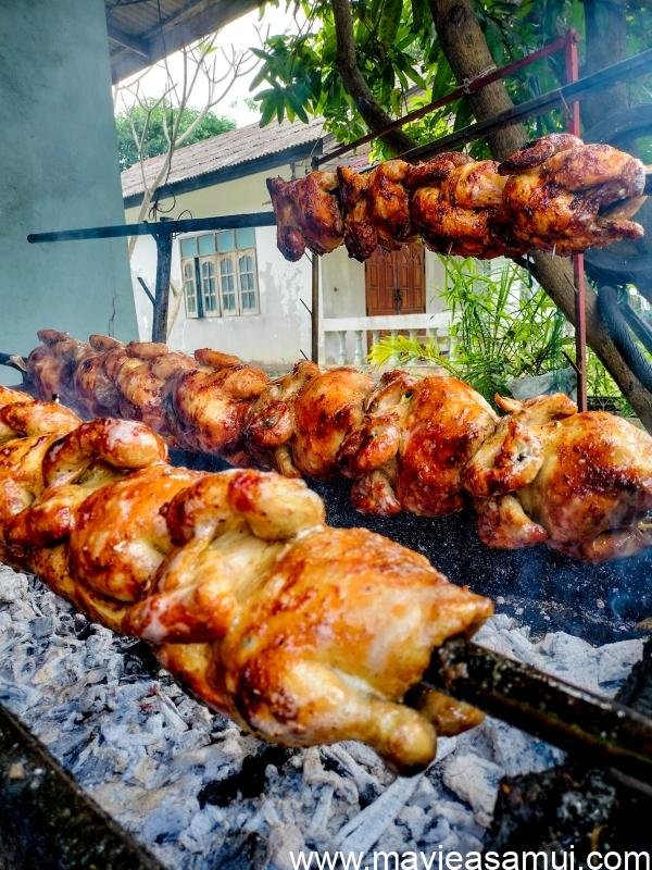 Délicieux poulet rôti cuit à la broche et vendu à l'emporter sur l'île de Koh Samui.