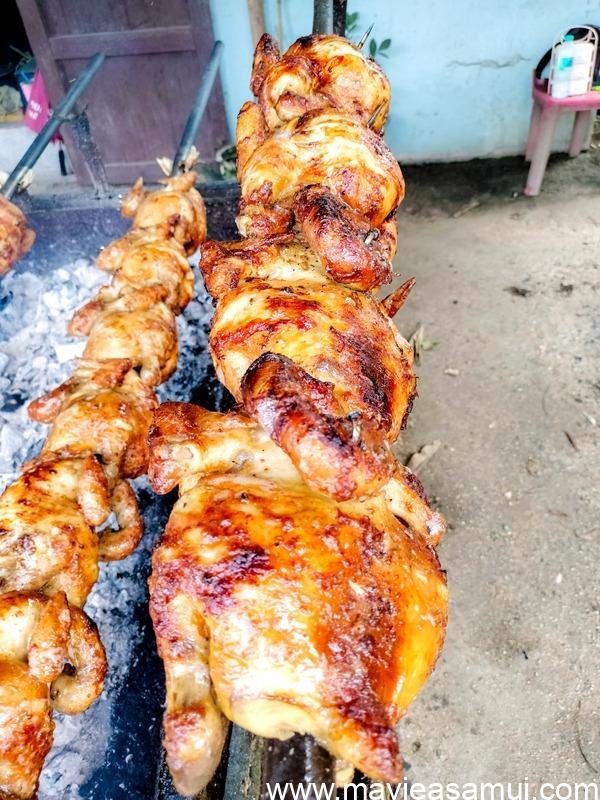 Délicieux poulet rôti cuit à la broche et vendu à l'emporter sur l'île de Koh Samui.