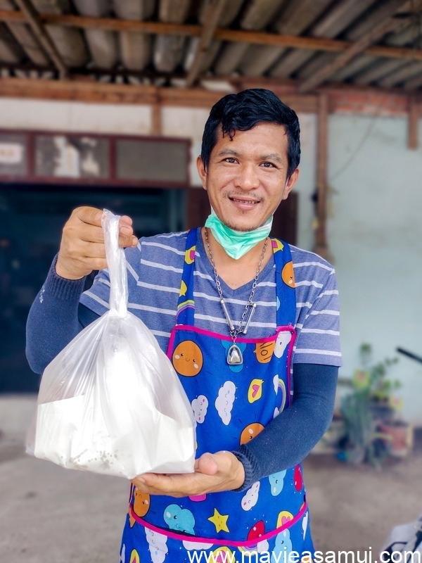 Délicieux poulet rôti cuit à la broche et vendu à l'emporter sur l'île de Koh Samui.