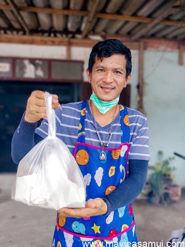 Délicieux poulet rôti cuit à la broche et vendu à l'emporter sur l'île de Koh Samui. 