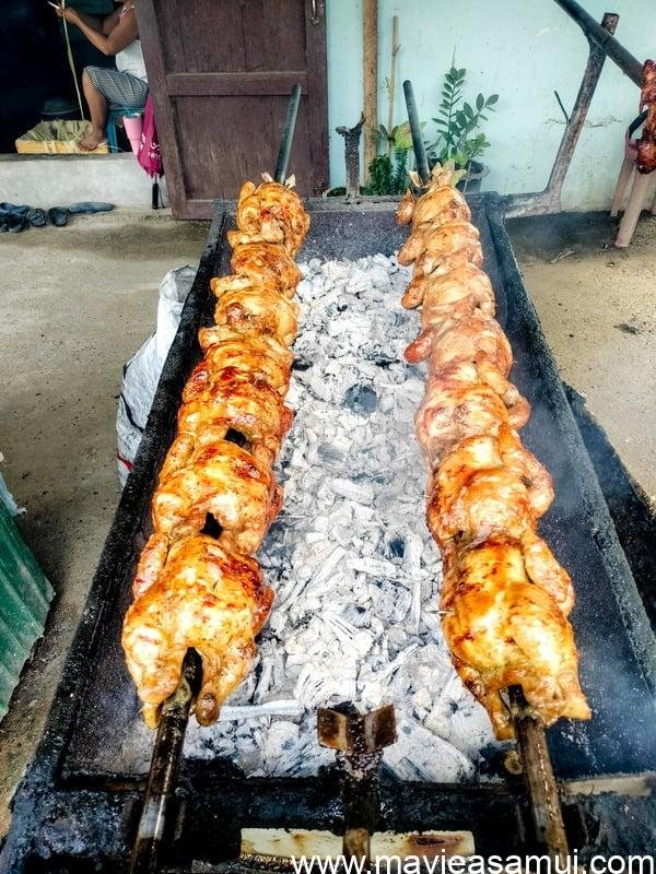 Délicieux poulet rôti cuit à la broche et vendu à l'emporter sur l'île de Koh Samui.