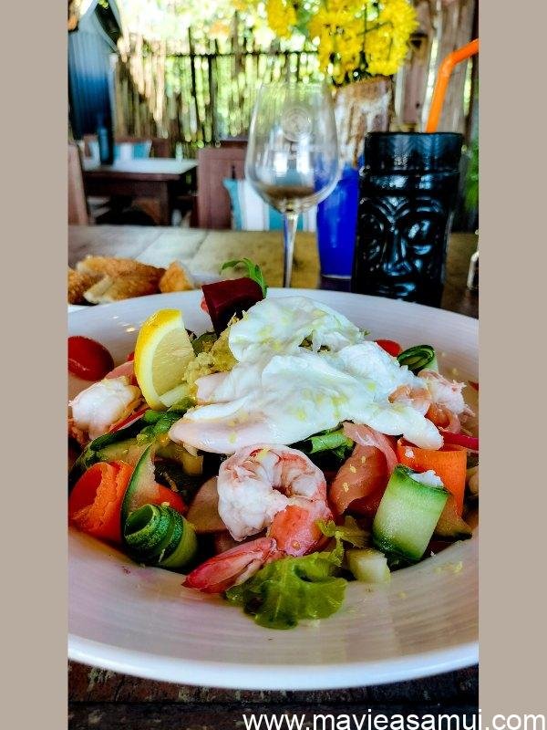 Bora Bora Samui est un restaurant lounge bar avec plage privée sur la plage de Lamai Beach. Grillades, salades, desserts, bar, café, musique.