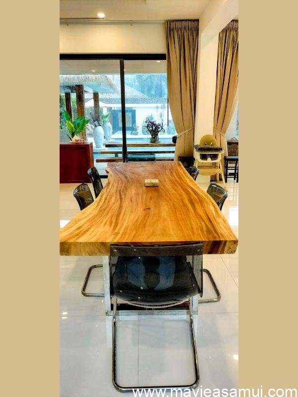 Table de salon. Intérieure et cuisine d'une villa de luxe a Koh Samui avec un service de chef a domicile par l'agence VPI Pacific.