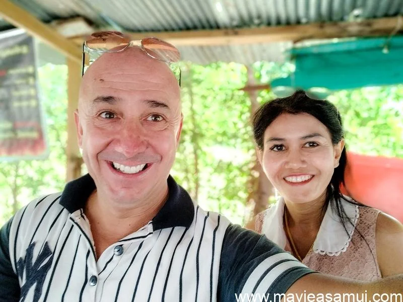 Khun Dja vient d'ouvrir aujourd'hui les portes de son restaurant thaï traditionnel dans le village de Plai Laem (Big Buddha) à Koh Samui.