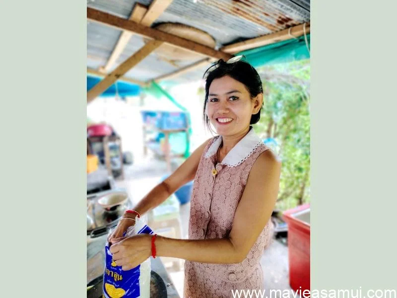 Khun Dja vient d'ouvrir aujourd'hui les portes de son restaurant thaï traditionnel dans le village de Plai Laem (Big Buddha) à Koh Samui.