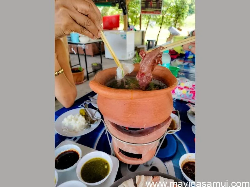 Khun Dja vient d'ouvrir aujourd'hui les portes de son restaurant thaï traditionnel dans le village de Plai Laem (Big Buddha) à Koh Samui.