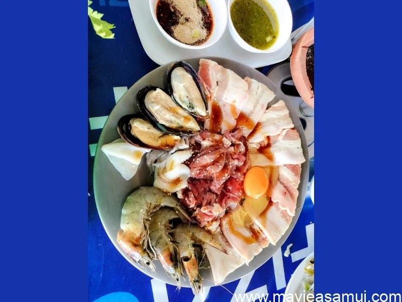 Khun Dja vient d'ouvrir aujourd'hui les portes de son restaurant thaï traditionnel dans le village de Plai Laem (Big Buddha) à Koh Samui.
