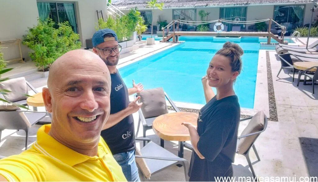 Bernie, Gianni et Nancy devant la nouvelle terrasse et piscine du bar à l'Amaya Resort dans la Cocoteraie de Lamai, Koh Samui, Thaïlande.