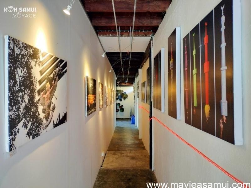 La Galerie d'Art contemporain, le Restaurant et l'Espace Co-Working Internet Kankaew Verjus Design a Hua Thanon, Koh Samui, Thaïlande.
