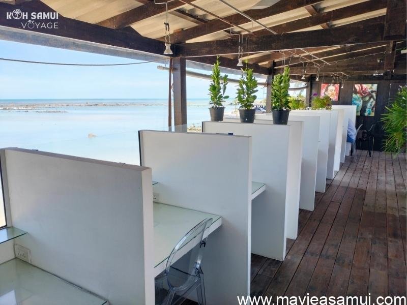 La Galerie d'Art contemporain, le Restaurant et l'Espace Co-Working Internet Kankaew Verjus Design a Hua Thanon, Koh Samui, Thaïlande.