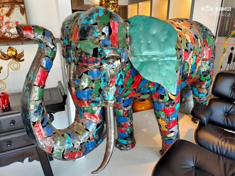Elephant. La boutique en rez-de-chaussée propose des meubles contemporains ainsi que des objets de décoration. A l'étage se trouvent 3 pièces avec du mobilier contemporain.