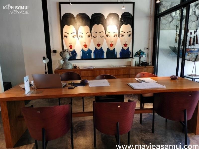 Bureau. La boutique en rez-de-chaussée propose des meubles contemporains ainsi que des objets de décoration. A l'étage se trouvent 3 pièces avec du mobilier contemporain.