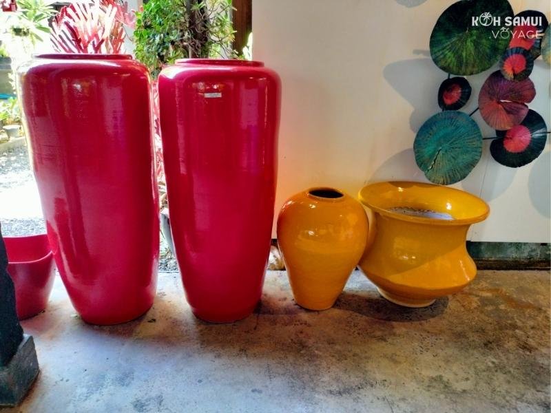Vases colores. La boutique en rez-de-chaussée propose des meubles contemporains ainsi que des objets de décoration. A l'étage se trouvent 3 pièces avec du mobilier contemporain.