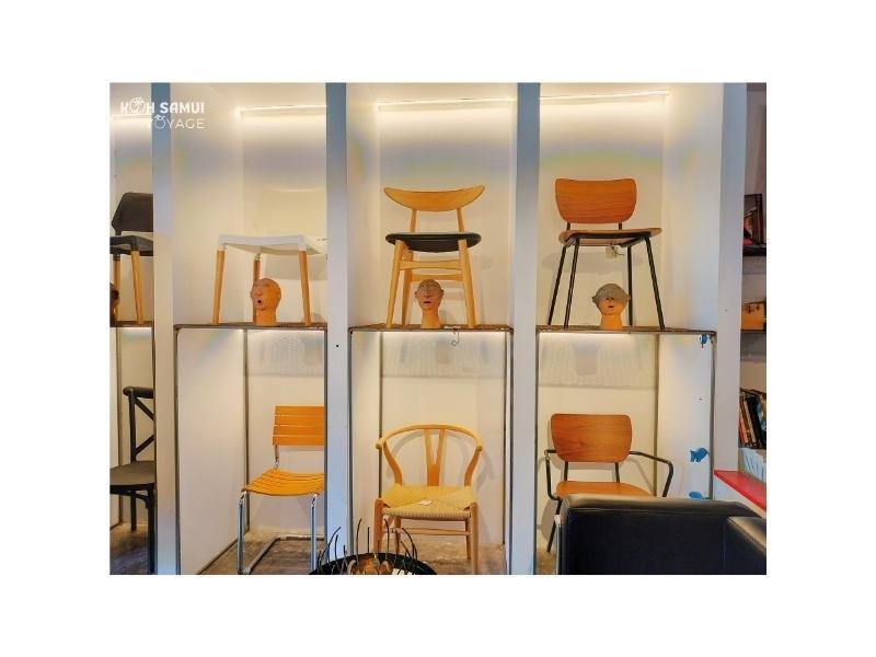 Les meubles contemporaions de la boutique Kankaew Verjus Design a Hua Thanon, Koh Samui, Thaïlande.