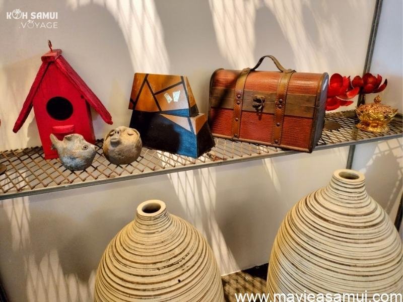 Objets de décoration. La boutique en rez-de-chaussée propose des meubles contemporains ainsi que des objets de décoration. A l'étage se trouvent 3 pièces avec du mobilier contemporain.