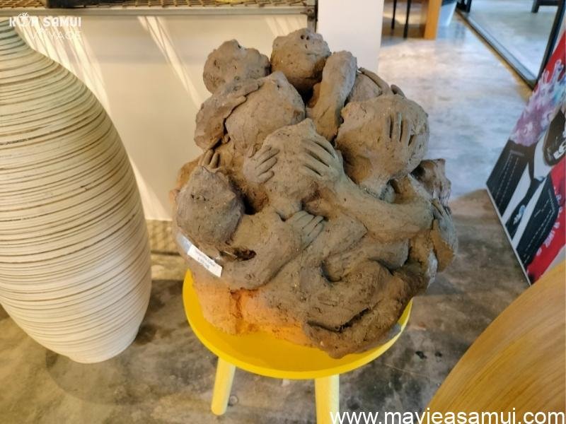 Statues. La boutique en rez-de-chaussée propose des meubles contemporains ainsi que des objets de décoration. A l'étage se trouvent 3 pièces avec du mobilier contemporain.