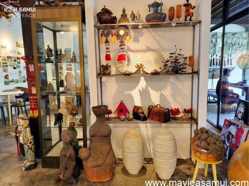 La boutique en rez-de-chaussée propose des meubles contemporains ainsi que des objets de décoration. A l'étage se trouvent 3 pièces avec du mobilier contemporain.