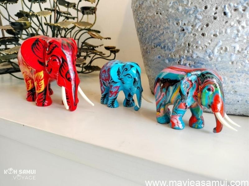 Elephants. La boutique en rez-de-chaussée propose des meubles contemporains ainsi que des objets de décoration. A l'étage se trouvent 3 pièces avec du mobilier contemporain.