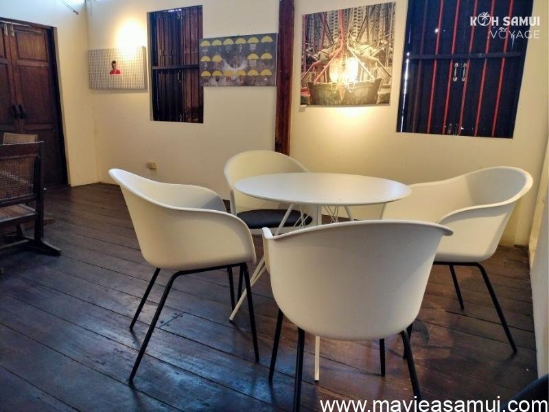 Les meubles contemporaions de la boutique Kankaew Verjus Design a Hua Thanon, Koh Samui, Thaïlande.