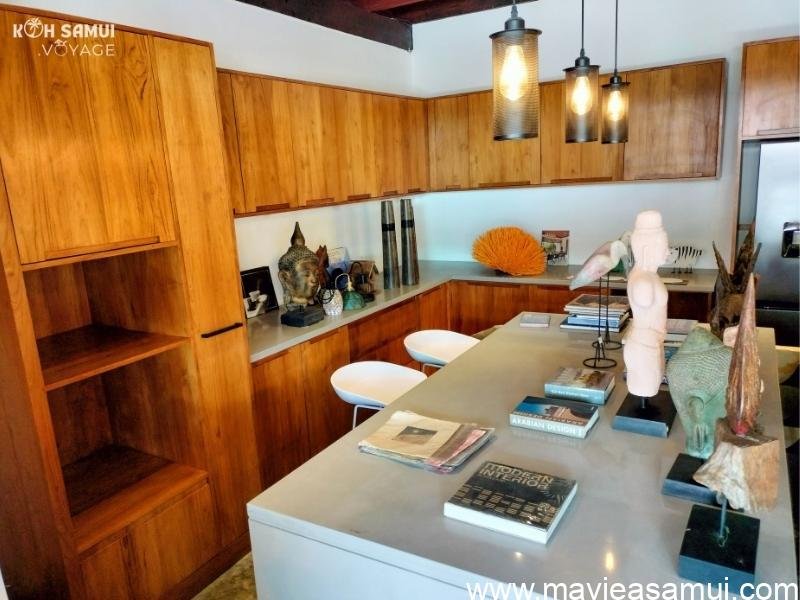 Mobilier de cuisine. La boutique en rez-de-chaussée propose des meubles contemporains ainsi que des objets de décoration. A l'étage se trouvent 3 pièces avec du mobilier contemporain.