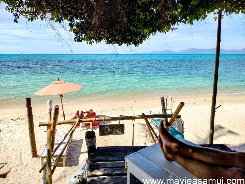 Terrasse et plage du restaurant Hug, un bar restaurant thaï pittoresque sur la plage de Bang Po à Koh Samui.