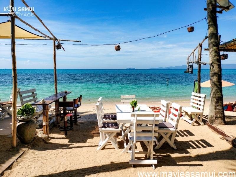 Terrasse et plage du restaurant Hug, un bar restaurant thaï pittoresque sur la plage de Bang Po à Koh Samui.