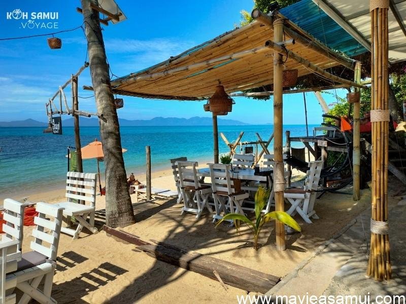 Terrasse et plage du restaurant Hug, un bar restaurant thaï pittoresque sur la plage de Bang Po à Koh Samui.