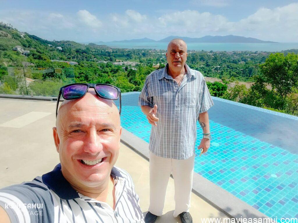 Bernie et Denis Lantheaume (DL Samui properties devant la piscine vue mer d'une villa à Bophut, Koh Samui, Thaïlande.