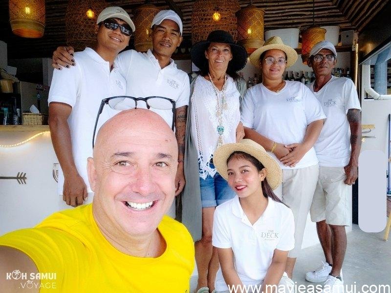 Bernie Samui, Karine et l'equipe de The Deck beach club tendance et chic sur la plage de Bophut près de Fisherman's Village, sur l'île de Kph Samui en Thaïlande.
