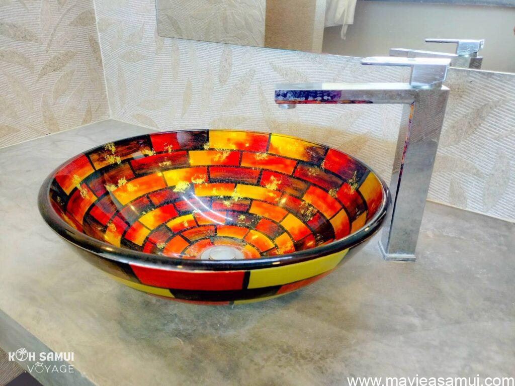 Détail d'une des 4 salles de bain