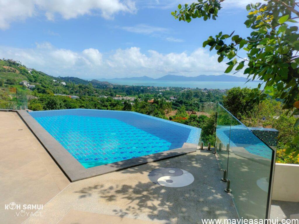 Piscine a débordement vue mer